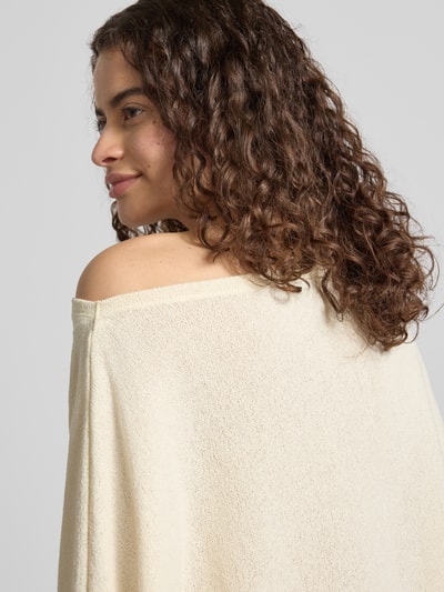 Frauenmodel trägt Minikleid mit U-Boot-Ausschnitt von Gina Tricot, cremefarben, feine Struktur, Material-Mix mit Stretch, Nahaufnahme Oberkörper.