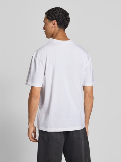 Männermodel trägt weißes Regular Fit T-Shirt aus reiner Baumwolle Modell 'John Tee' von Pepe Jeans, Herren T-Shirt, Ganzkörperansicht Rückansicht.