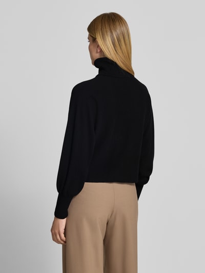 Frauenmodel trägt Regular Fit Pullover aus Woll-Mix mit Kaschmir-Anteil von HERZENS, schwarze Farbe, elastische Ärmelabschlüsse, Ganzkörperansicht Rückansicht.