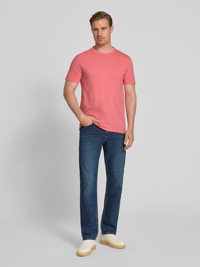 Männermodel trägt Regular Fit T-Shirt aus reiner Baumwolle Modell 'TEGOOD' von BOSS Orange, Optik: Unifarben, Ganzkörperansicht von vorne