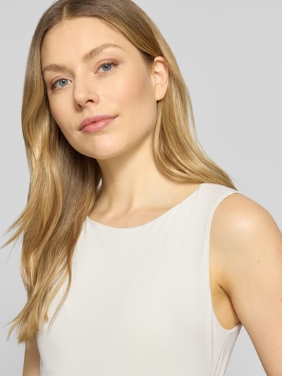Frauenmodel trägt Top mit Rundhalsausschnitt von Christian Berg Woman Selection in Beige, elastischer Stoff, gerader Schnitt, Nahaufnahme Oberkörper.