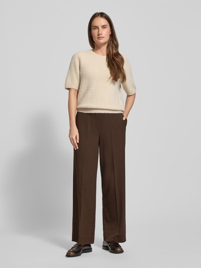 Frauenmodel trägt Wide Leg Hose mit Viskose-Anteil Modell 'EMMA' von Selected Femme, unifarben, feine Webstruktur, Ganzkörperansicht von vorne.