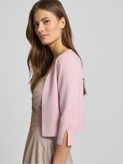 Frauenmodel trägt Regular Fit Bolero aus Viskose-Mix von Vera Mont in zartem Rosa, unifarben, Schalkragen, geschlitzte Ärmel, cropped, Nahaufnahme Oberkörper.