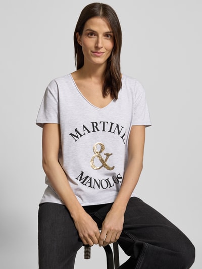 Modelka kobieca nosi T-Shirt mit Label-Print od miss goodlife z bawełny, luźny krój, V-dekolt, nadruk z przodu, jasnoszary kolor, zbliżenie górnej części ciała.