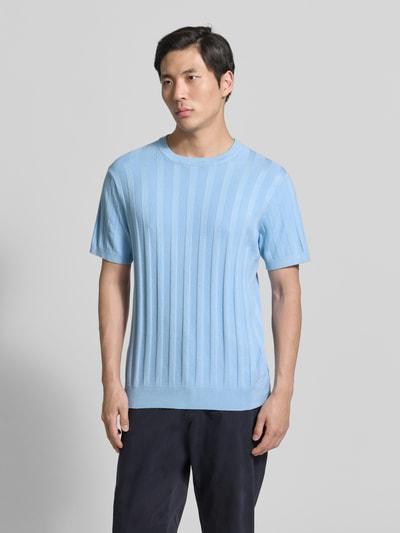 Männermodel trägt gebreid shirt aus viscosemix mit ronde hals von Lindbergh, regular fit, riblook, lichtblauw, Ganzkörperansicht von vorne.