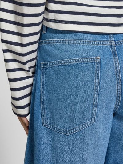 Frauenmodel trägt Wide Leg Jeans aus reiner Baumwolle Modell 'TAYLOR' von Only, Denim, Label Stitching, Rückansicht Nahaufnahme.