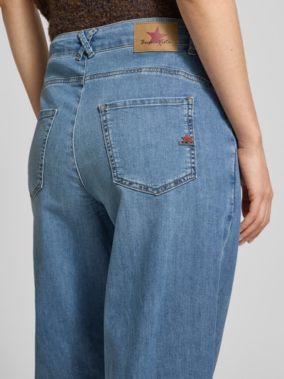 Frauenmodel trägt Buena Vista Loose Fit Jeans im 5-Pocket-Design Modell 'Studio Pants 406' aus Baumwoll-Mix mit Stretch-Anteil, Detailaufnahme Rückansicht.