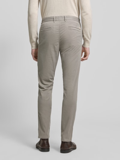 Männermodel trägt Slim Fit Chino aus Baumwoll-Mix Modell 'CHINO_SLIM' von BOSS Orange, Optik:Allover-Muster, Ganzkörperansicht Rückansicht.