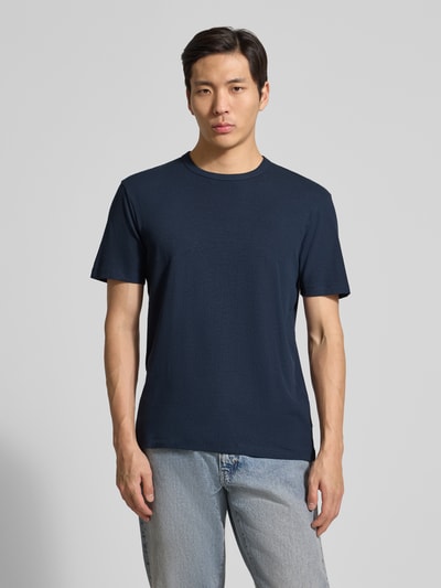 Mannenmodel draagt Regular Fit T-Shirt aus Baumwoll-Modal-Mix van Tom Tailor Denim, look: effen, streepstructuur, labelpatch, ronde hals, korte mouw, fijngebreid, mix van katoen en modal, voorkant volledig zichtbaar, geheelopname.