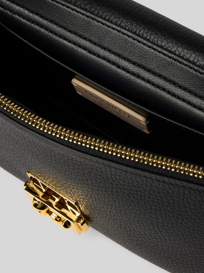 Produktfoto, Shoulder Bag mit Logo-Detail von Coccinelle, schwarze strukturierte Oberfläche, Hauptfach mit Überschlag, goldfarbenes Logo, Reißverschluss-Innenfach