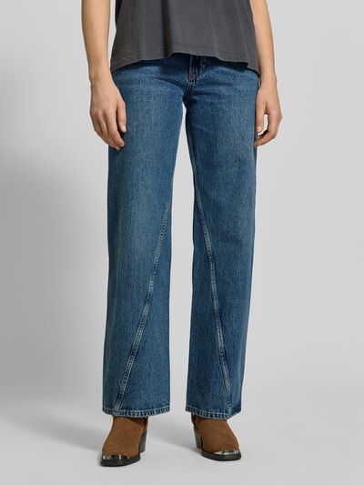 Vrouwenmodel draagt Relaxed Fit Jeans aus reiner Baumwolle van Anine Bing in blauw met 5-pocket-design en siernaden, detailopname onderlichaam, binnenbeenlengte 83 cm, taillewijdte 39 cm.