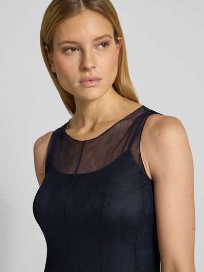 Frauenmodel trägt Cocktailkleid mit Rundhalsausschnitt von V by Vera Mont aus Tüll in Dunkelblau, Nahaufnahme Oberkörper. Rückenlänge 118 cm, Brustweite 36 cm, Größe 36.