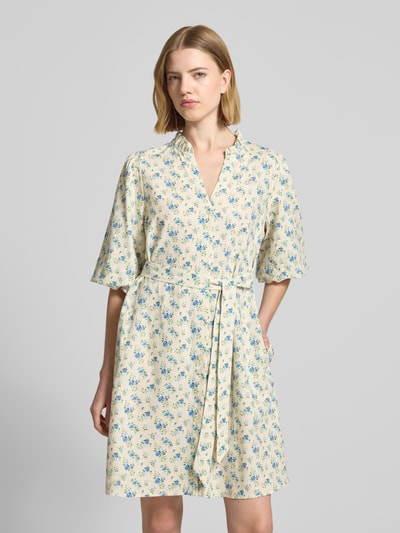 Frauenmodel trägt knielanges Kleid aus Leinen-Mix Modell 'Solfried' von MSCH Copenhagen mit Blumenprint, Tailliert, Halbarm, Stehkragen mit Rüschenbesatz, Leinen-Viskose-Anteil, Ganzkörperansicht von vorne.
