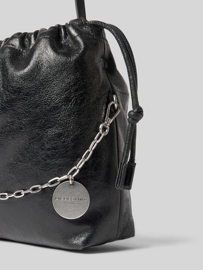 Produktfoto, Pouch mit Raffungen Modell 'Lya' von LIEBESKIND BERLIN in Schwarz, glänzende Ledertextur, Hauptfach mit Tunnelzug, schmaler Schulterriemen, silberne Kette, Breite 41 cm, Länge 30 cm, Tiefe 11 cm, Länge Schulterriemen 98 cm