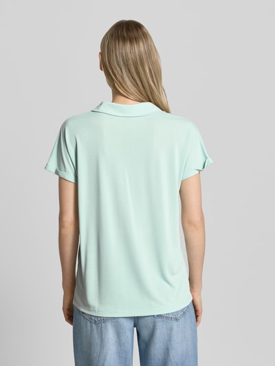 Frauenmodel trägt Regular Fit Poloshirt aus Modal-Mix von Christian Berg Woman in hellem Mint, Ärmel mit Aufschlag, Rückenlänge 46 cm, Ganzkörperansicht Rückansicht.