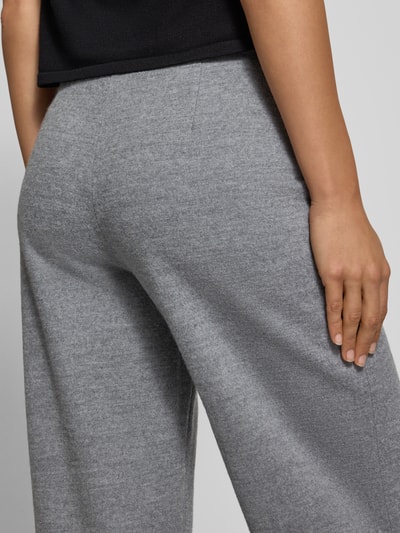 Vrouwenmodel draagt Wide Leg Pants uit scheerwolmix met elastische band van Lanius, dames wide fit, mix van katoen en scheerwol, binnenbeenlengte bij maat 36: 70 cm, bandwijdte bij maat 36: 38 cm, detailopname rugaanzicht.
