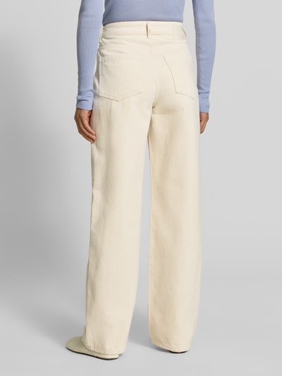 Frauenmodel trägt Wide Fit Jeans aus reiner Baumwolle von MYON, cremefarben, 5-Pocket-Design, Ganzkörperansicht Rückansicht.