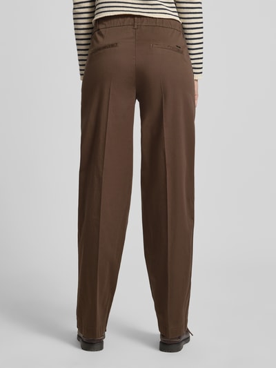 Vrouwenmodel draagt Chino mit Bügelfalten van Brax, regular fit, bruine katoenmix met lyocell, sierzakken, detailopname rugaanzicht.