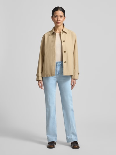 Frauenmodel trägt Wide Leg Jeans mit Eingrifftaschen von Christian Berg Woman in Hellblau, Baumwoll-Mix mit Stretch-Anteil, Ganzkörperansicht von vorne.