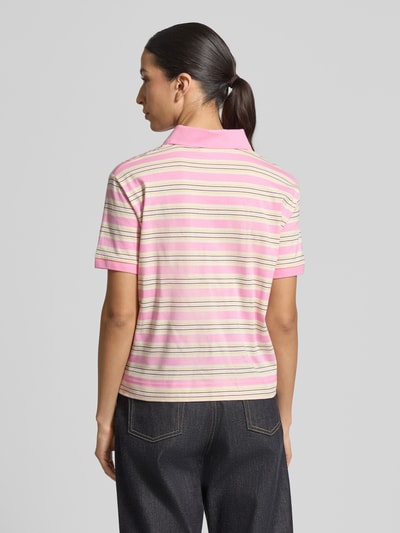 Modelka nosi koszulkę polo Regular Fit Poloshirt aus reiner Baumwolle Modell 'MANDARE' od MAX&Co., efekt: w paski, z napisem z logo, krótki rękaw, czysta bawełna, drobne prążkowanie, pastelowe barwy, kształt kołnierza: kołnierzyk polo, dekolt w serek, szwy boczne z rozcięciem, widoczne faktury materiału, widok całej sylwetki z tyłu.