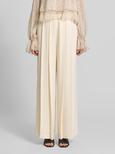 Frauenmodel trägt Weite Hose mit Bundfalten von s.Oliver BLACK LABEL in Creme, Wide Leg Passform, Chiffon, Ganzkörperansicht von vorne.