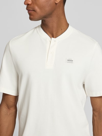 Männermodel trägt Regular Fit Poloshirt aus Baumwoll-Mix von s.Oliver RED LABEL, Optik: Unifarben, kurzarm, Nahaufnahme Oberkörper.