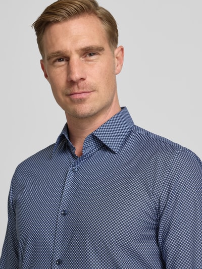 Männermodel draagt Slim Fit zakelijk overhemd Model 'HANK' van BOSS met all-over motief, mix van katoen en lyocell, Nahaufnahme Oberkörper.