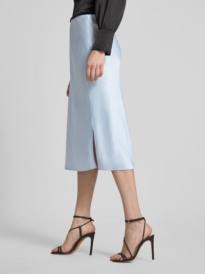 Vrouwenmodel draagt Midirok uit satijn met zijsplitten van Calvin Klein Womenswear in lichtblauw, recht model, elastische band, zijaanzicht.