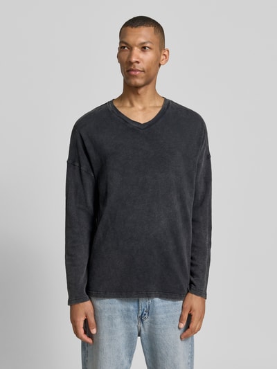Männermodel trägt Longsleeve mit überschnittenen Schultern Modell 'SONOMA' von American Vintage aus Reine Baumwolle in Regular-Fit, V-Ausschnitt, dezenter Vintage-Look, Rückenlänge 66 cm bei Größe M/L, Ganzkörperansicht von vorne.