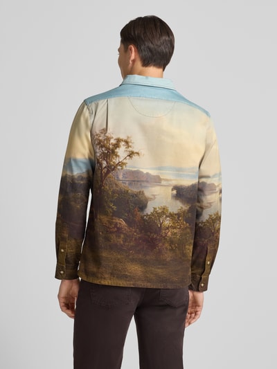 Männermodel trägt Classic Fit Freizeithemd im Allover-Look von Polo Ralph Lauren in Baumwolle mit Landschaftsmuster, Ganzkörperansicht Rückansicht.