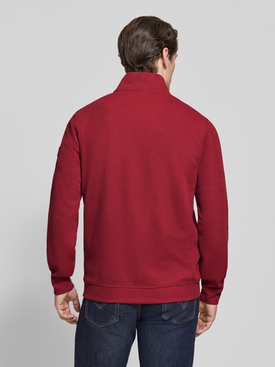 Männermodel trägt Relaxed Fit Sweatshirt aus Baumwoll-Mix Modell 'SELANIK' von LERROS in Rot, Troyer-Kragen, Rückenansicht, Herrenmode.