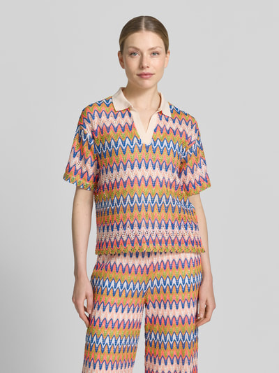 Frauenmodel trägt Boxy Fit T-Shirt mit Polokragen und V-Ausschnitt von Smith and Soul, Allover-Look mit Strukturmuster in bunten Farben, Rückenlänge bei Größe S 55 cm, Ganzkörperansicht von vorne.