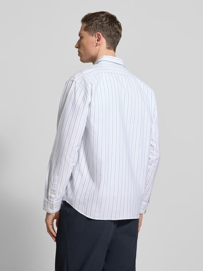 Männermodel trägt Relaxed Fit Freizeithemd aus reiner Baumwolle Modell 'OXFORD SHIRT' von Selected Homme, Optik: Allover-Muster, gestreift, Kentkragen, durchgehende Knopfleiste, Langarm, 1-Knopf-Manschette, Brusttasche, Rückenpasse, Ganzkörperansicht Rückansicht.
