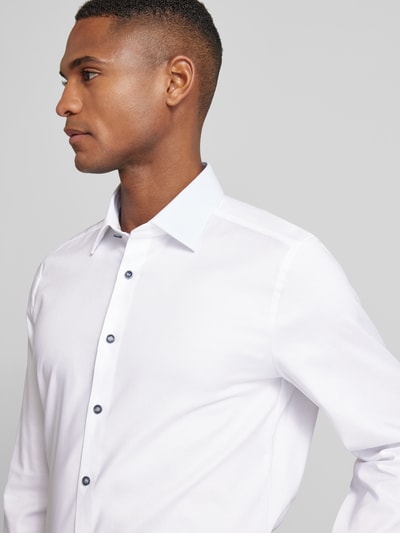 Männermodel trägt Slim Fit Businesshemd aus Baumwoll-Mix mit Kentkragen von OLYMP Level Five, weiß, Nahaufnahme Oberkörper.
