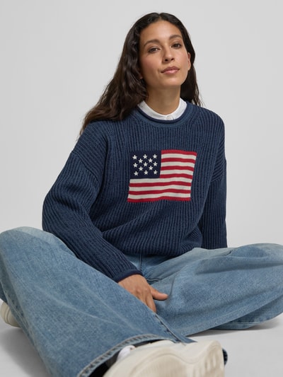 GAP Sweter z dzianiny o kroju regular fit z wyhaftowanym motywem model ‘Americana’ Ciemnoniebieski 3