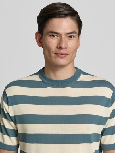 Männermodel trägt T-Shirt mit geripptem Rundhalsausschnitt von CRUNA, Herren T-Shirt aus Reine Baumwolle, Regular-Fit, Strukturmuster, Nahaufnahme Oberkörper.
