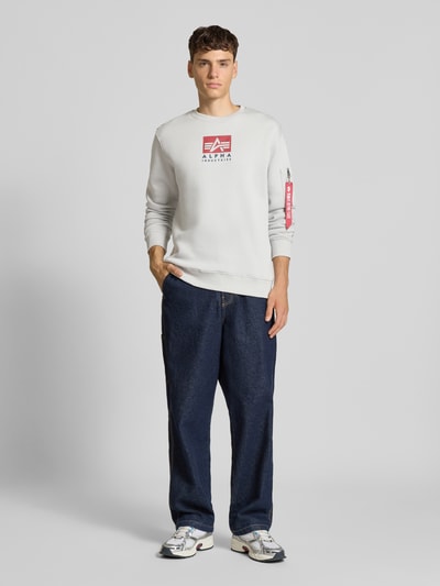 Alpha Industries Sweatshirt mit Reißverschlusstasche am Ärmel Hellgrau 1