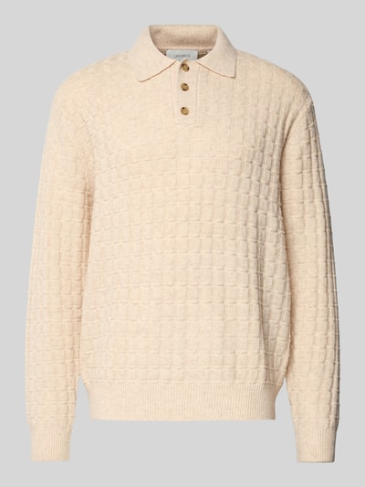 Produktfoto, Strickpullover mit Strukturmuster Modell 'Gustav' von Les Deux im Material-Mix mit Woll-Anteil, Regular-Fit, Polokragen, Knopfleiste, cremefarben, sichtbare Textur.