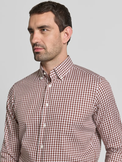 Männermodel trägt Regular Fit Business-Hemd mit Button-Down-Kragen von Christian Berg Men, Vichy-Karo, Nahaufnahme Oberkörper.