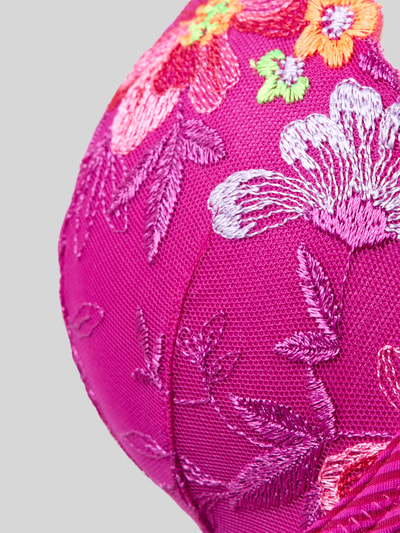 Produktfoto, Detailansicht von pinkem Triangel-BH mit Spitze Modell 'ODILLY' von Marie Jo, feine Stickdetails und Struktur, Material-Mix mit Stretch-Anteil