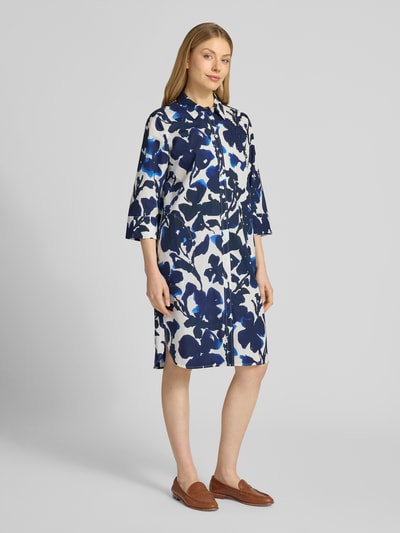Frauenmodel trägt knielanges Hemdblusenkleid im Allover-Look von WHITE LABEL aus reiner Baumwolle, 3/4-Arm, blau-weiß, Ganzkörperansicht von vorne.