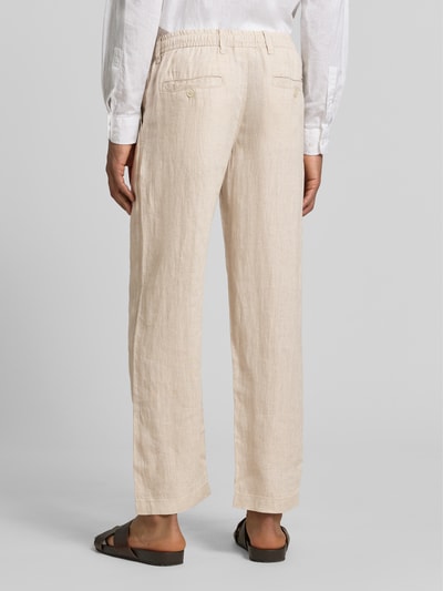 Männermodel trägt Leinenhose mit Eingrifftaschen Modell 'KARL LAWRENCE' von Jack & Jones Premium, Beige, Reines Leinen, Straight, Ganzkörperansicht Rückansicht.