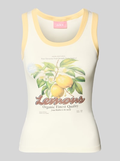 Vrouwenmodel draagt Trägertop met motiefprint model 'HILDA' van JJXX, mix van katoen en elastaan, slim fit, ronde hals, ruglengte bij maat S 52 cm, crèmekleur, motiefprint met citroenen, voorkant, close-up bovenlichaam.