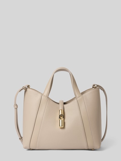 Produktfoto, beige Handtasche mit Applikation Modell 'GOCCIA' von FURLA, Hauptfach offen, Tragegriffe, Schultergurt verstellbar, Reißverschlussfach innen, Maße 28 x 23 x 11 cm, Schulterriemen 97 cm, glatte und genarbte Lederoptik, goldfarbene Details.