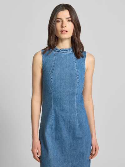 Modelka kobieca nosi Jeanskleid mit Gehschlitz Modell 'WINONA' von Vila, niebieski, mieszanka bawełny z dodatkiem streczu, taliowany fason, sukienka midi, stójka, zamek błyskawiczny i rozporek z tyłu, długość tyłu w rozmiarze S: 129 cm, szerokość w rozmiarze S: 40 cm, zdjęcie: ujęcie górnej części ciała z przodu.