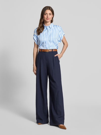 Frauenmodel trägt Relaxed Fit Bluse mit Knopfleiste und Ärmeln mit Aufschlag von ETERNA, gestreiftes Muster, Hemdblusenkragen, Ganzkörperansicht von vorne.