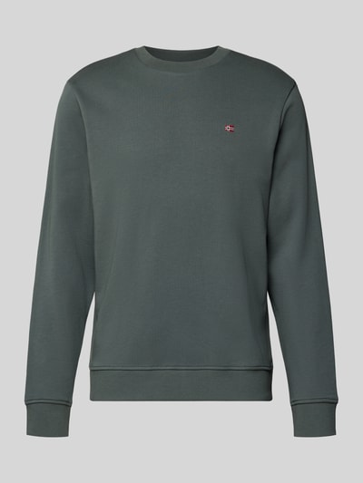 Produktfoto, Sweatshirt mit Label-Stitching Modell 'BALIS' von Napapijri in mattem Dunkelgrün, reine Baumwolle, Rundhalsausschnitt, Regular Fit