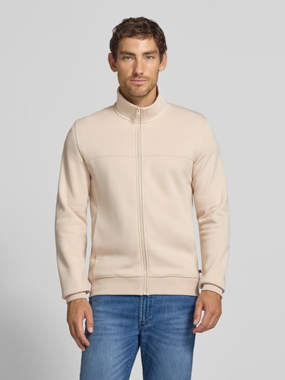 Männermodel trägt Regular Fit Sweatjacke aus Baumwoll-Mix von s.Oliver RED LABEL in Beige mit glatter Struktur, Ganzkörperansicht von vorne.