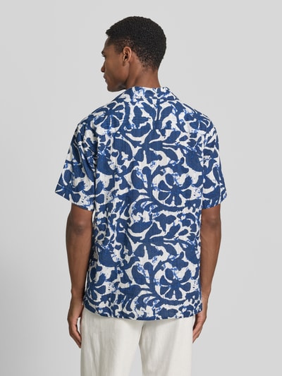 Männermodel trägt Regular Fit Freizeithemd im Allover-Look Modell 'BILBAO' von Jack & Jones Premium aus reiner Baumwolle, Ganzkörperansicht Rückansicht, Kontext: Rückenlänge bei Größe M 71 cm, Schulterbreite 48 cm, Ärmellänge 23 cm.