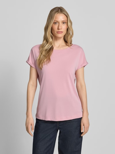 Frauenmodel trägt Regular Fit T-Shirt mit Rundhalsausschnitt von Christian Berg Woman, Damen T-Shirt aus Modal-Mix, fixierte Ärmelabschlüsse, Rückenlänge bei Größe S 64 cm, zartrosa Farbe, glatte Textur, Ganzkörperansicht von vorne.